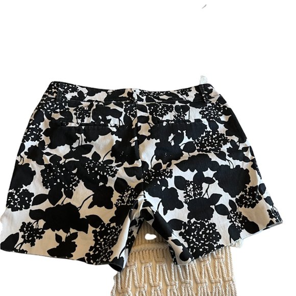 The cutest Black & White PEACE & PEARLS floral print shorts size 14 - Picture 3 of 4